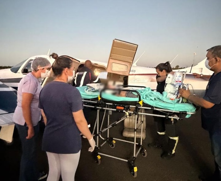 Criança é transferida de Coxim para Dourados em transporte aéreo após quadro grave de broncopneumonia